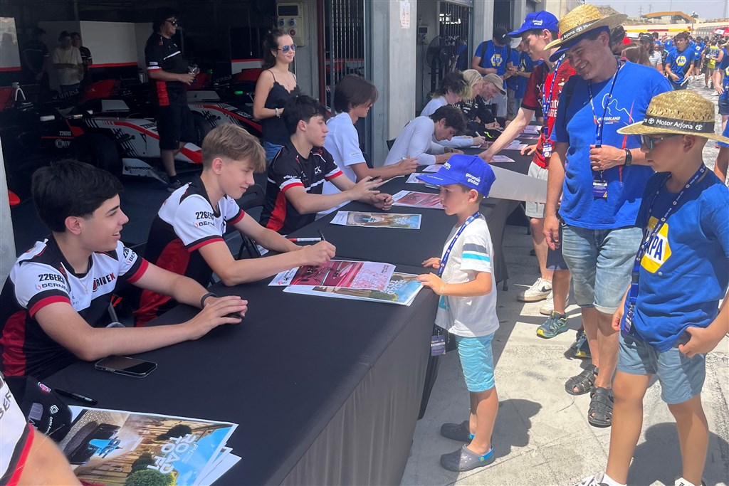 Inden løbene måtte Mikkel Gaarde Pedersen (nummer 2 f.v.) skrive autografer til unge racerfans.
(Foto: GP Racing)